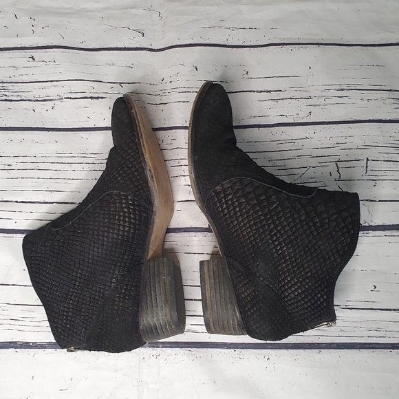 Seychelles Snake Skin Embossed Black Leather Ankle Booties Size 7 - Picture 4 of 8